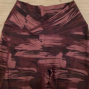 ALPHALETE Surface Power Legging - Burgundy Canvas Camo